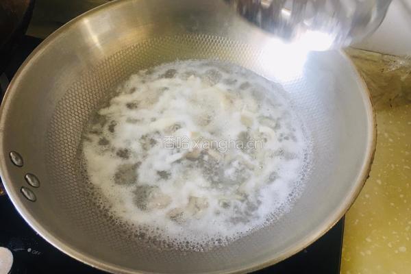 韭菜炒鱿鱼丝的做法图解3