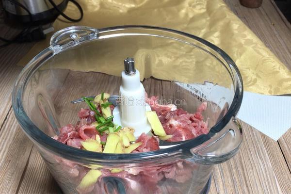牛肉丸子汤的做法图解1