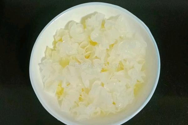 银耳酒酿水果羹的做法图解1