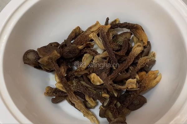 鹿茸菇瘦肉汤的做法图解2