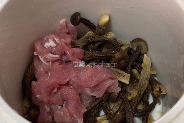 鹿茸菇瘦肉汤的做法图解7