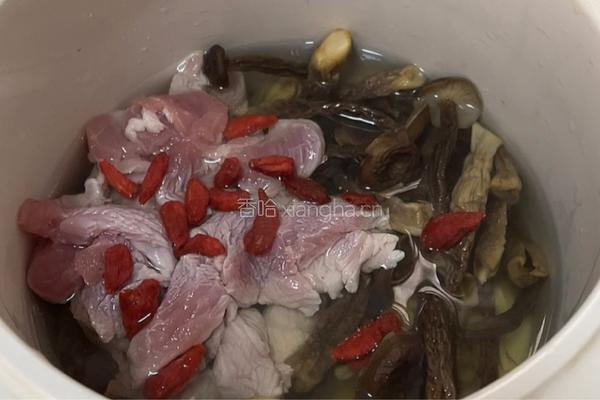 鹿茸菇瘦肉汤的做法图解10