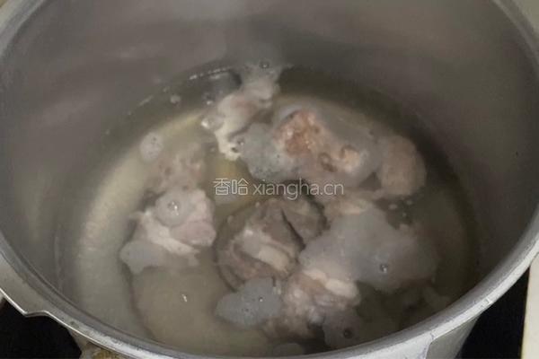 胡萝卜玉米排骨汤的做法图解3