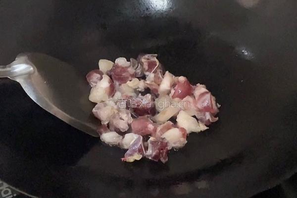 腊肠炒豌豆的做法图解2
