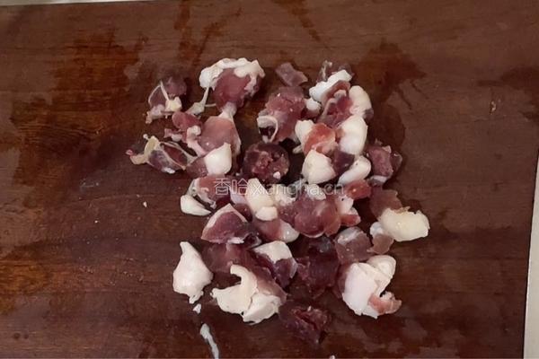 腊肠炒豌豆的做法图解1