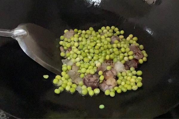 腊肠炒豌豆的做法图解3