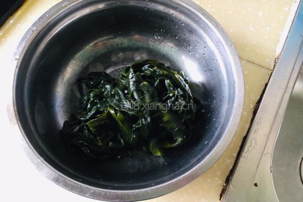 凉拌裙带菜的做法图解1