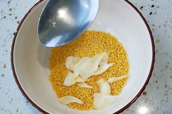 山药小米粥的做法图解1