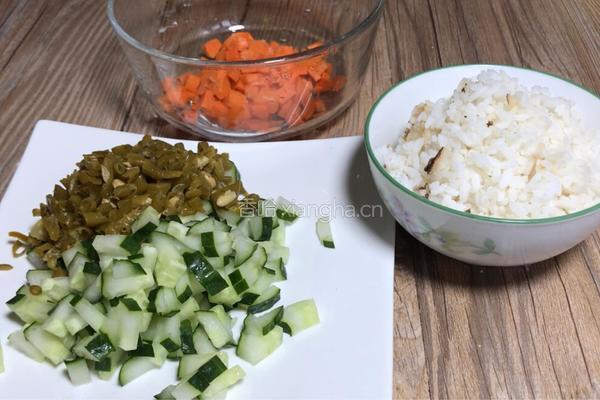 酸豇豆蛋炒饭的做法图解1