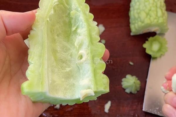 苦瓜炒鸡蛋的做法图解1