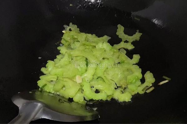 苦瓜炒鸡蛋的做法图解8