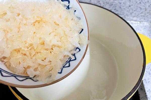 柿柿如意银耳羹的做法图解4