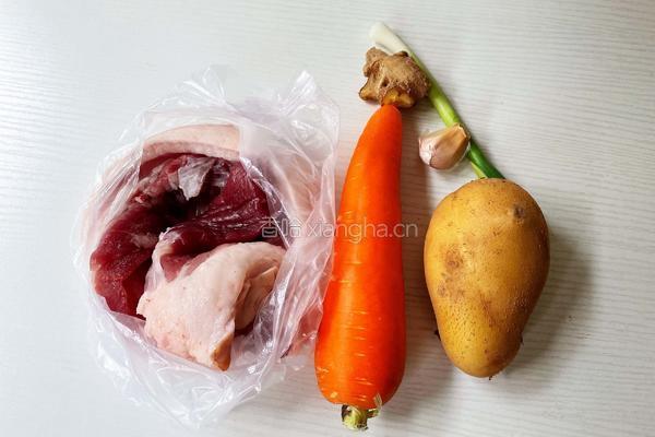 胡萝卜炖肉的做法图解1