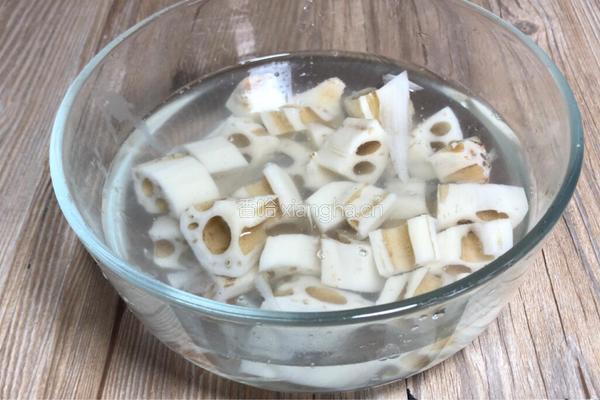 肉圆黄焖藕的做法图解1