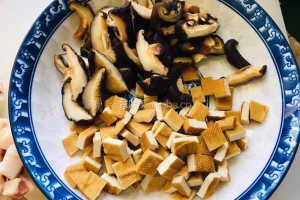 香菇羊肉臊子面的做法图解3