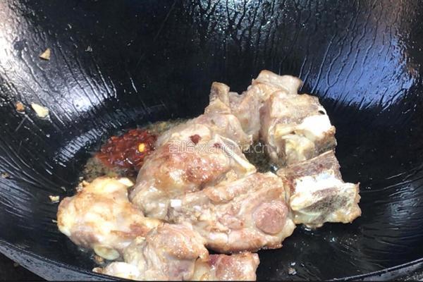 红萝卜烧排骨的做法图解5