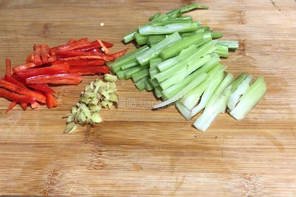 芹菜炒豆腐干的做法图解2