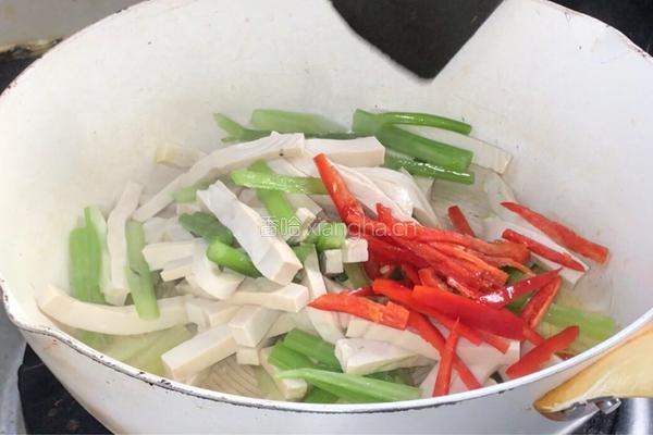 芹菜炒豆腐干的做法图解7
