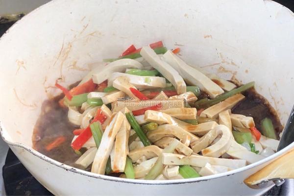 芹菜炒豆腐干的做法图解8