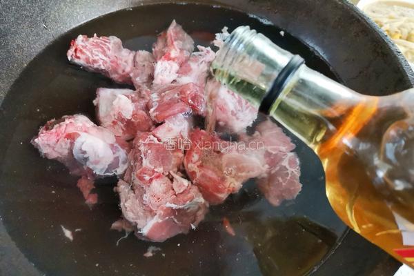 胡萝卜烧排骨的做法图解3
