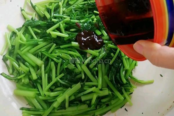 鸡蛋酱茼蒿的做法图解7