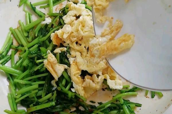 鸡蛋酱茼蒿的做法图解8