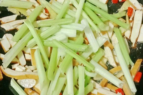 芹菜香干炒肉丝的做法图解9