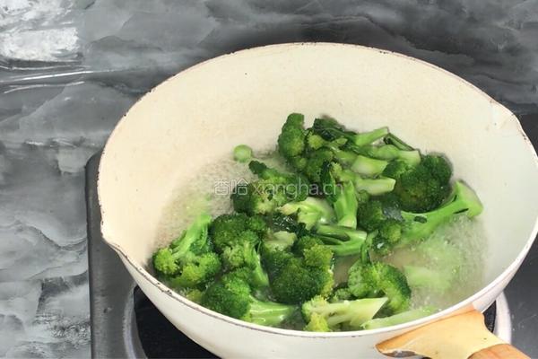五花肉炒西兰花的做法图解5