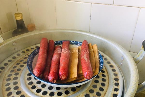 青椒豆干炒腊肠的做法图解2