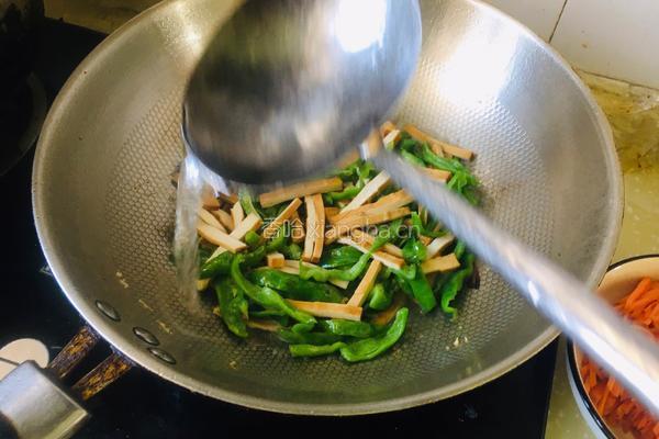 青椒豆干炒腊肠的做法图解6