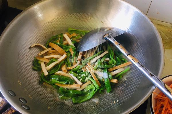 青椒豆干炒腊肠的做法图解8