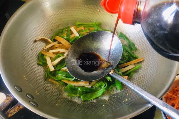 青椒豆干炒腊肠的做法图解9
