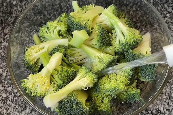 蒜蓉西兰花的做法图解1