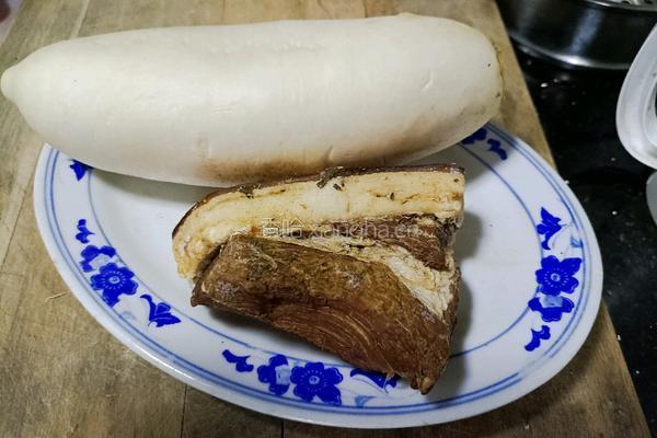 回锅肉炒白萝卜的做法图解1