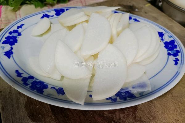 回锅肉炒白萝卜的做法图解2