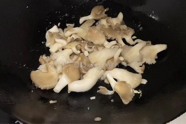 平菇炒鸡蛋的做法图解4