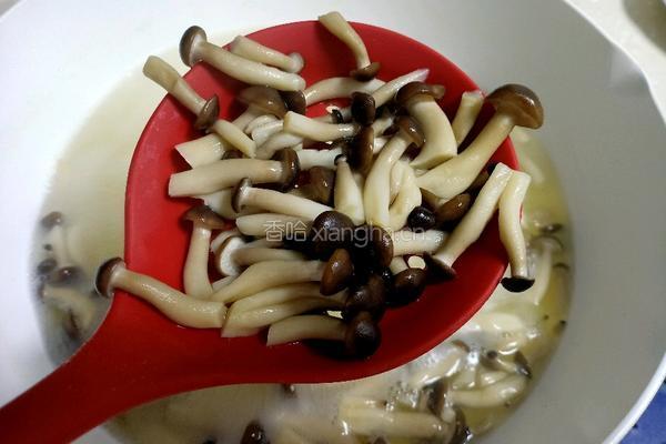 青椒培根炒蟹味菇的做法图解8