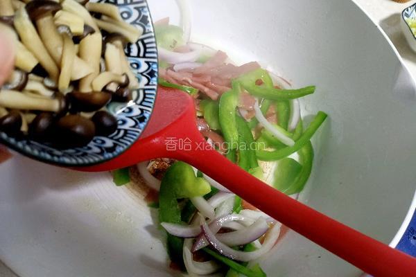 青椒培根炒蟹味菇的做法图解12