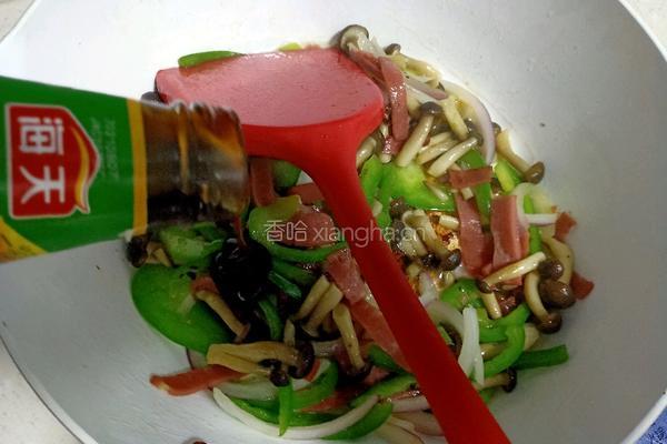 青椒培根炒蟹味菇的做法图解13