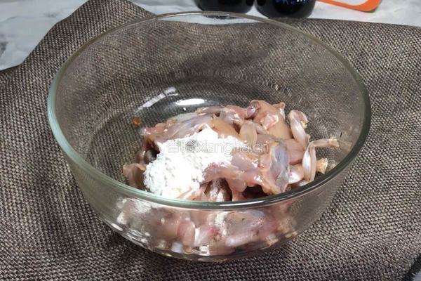 酱香田鸡的做法图解2