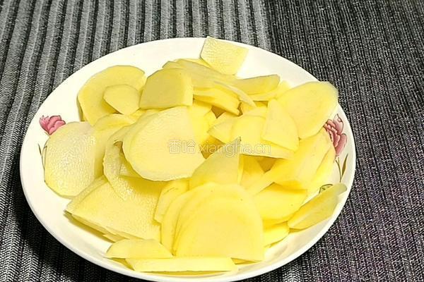干锅土豆片的做法图解2