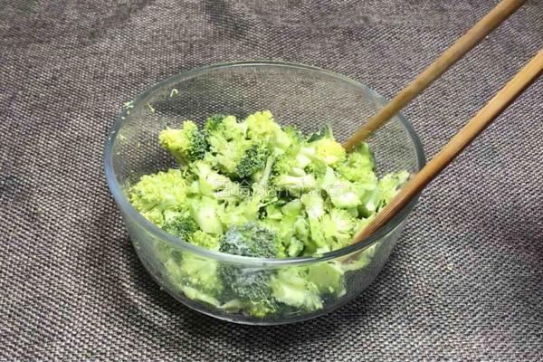 火腿西兰花炒豆渣的做法图解2