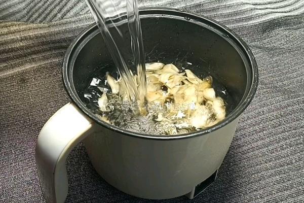 百合红薯小米粥的做法图解1