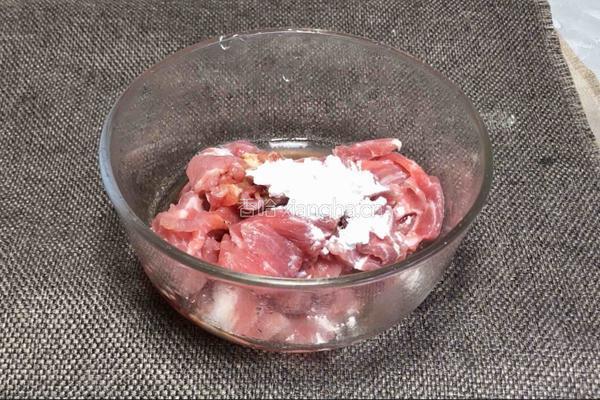 芹菜炒牛肉的做法图解1