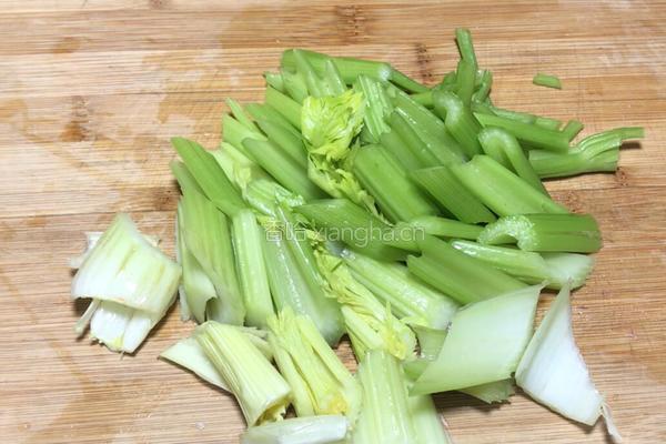 芹菜炒牛肉的做法图解2