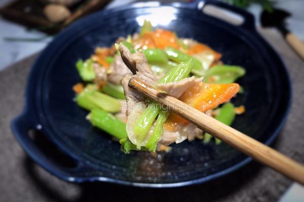 芹菜炒牛肉的做法图解10