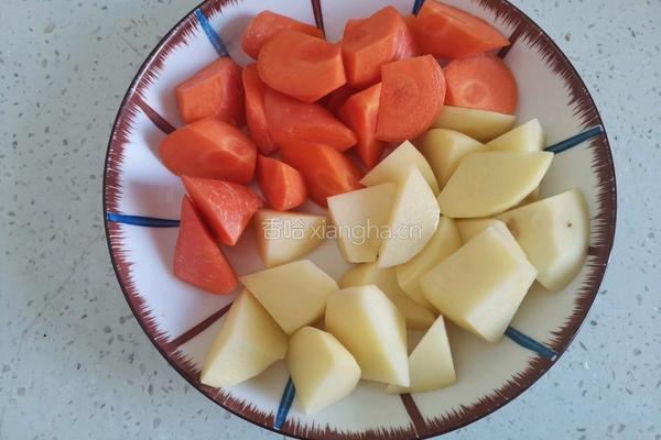 胡萝卜土豆炖羊肉的做法图解2