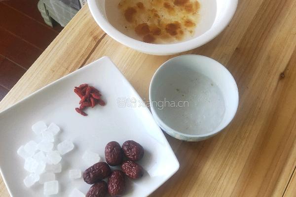 红枣桃胶银耳羹的做法图解2