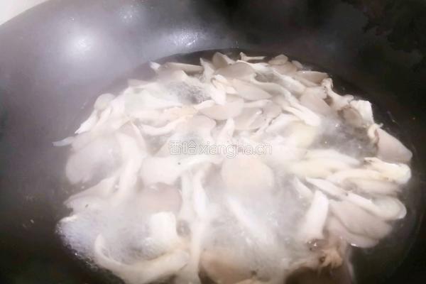 百合蘑菇炒肉片的做法图解5
