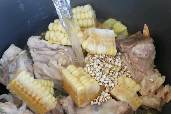 玉米猪骨汤的做法图解3